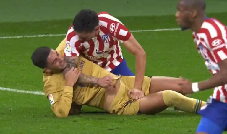 عراك عنيف بين لاعبي برشلونة وأتليتكو مدريد watanserb.com