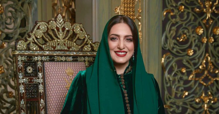 زوجة سلطان عُمانفي سوق الحريم بولاية الصحار watanserb.com