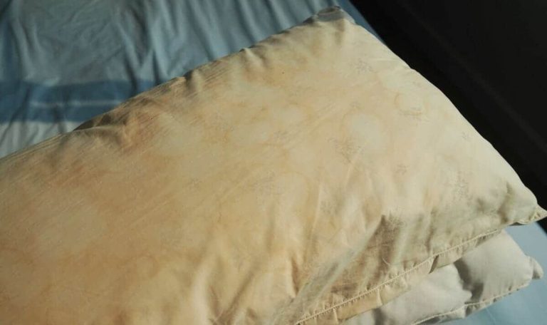 كيف تُزيل البقع الصفرء من الوسائد؟ إليك 6 خطوات بسيطة watanserb.com