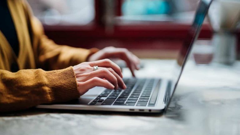 لا يعرفها معظم الناس..طريقة بسيطة لتنظيف لوحة مفاتيح الحاسوب المحمول watanserb.com