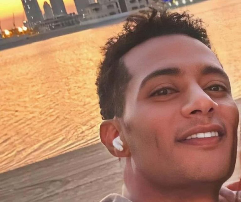 محمد رمضان يغازل زوجته بصورة رومانسية والجمهور: "بتراضيها بعد اللي عملته مع زينة" watanserb.com
