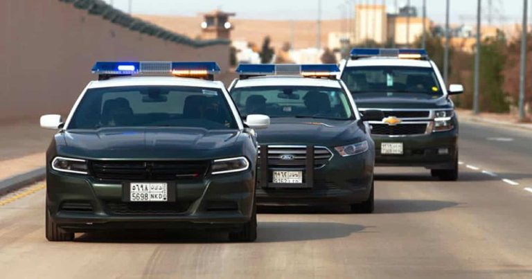السعودية.. فيديو مُخل لمشهورة رفقة رجلين أسودين يذهب بها للسجن (شاهد) مشهورة رفقة رجلين أسودين watanserb.com
