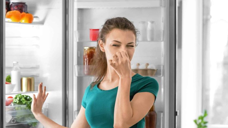 بمكون واحد فقط..كيف تقضي على الروائح الكريهة في الثلاجة؟ watanserb.com