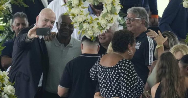 “نعش بيليه” يضع إنفانتينو في حرج كبير وهكذا رد بعد الضجة (شاهد) نعش بيليه و إنفانتينو watanserb.com