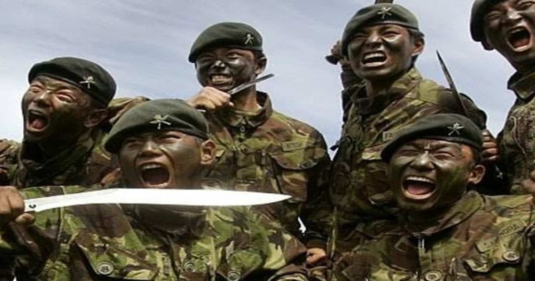 جنود القوركا بخناجرهم التقليدية watanserb.com