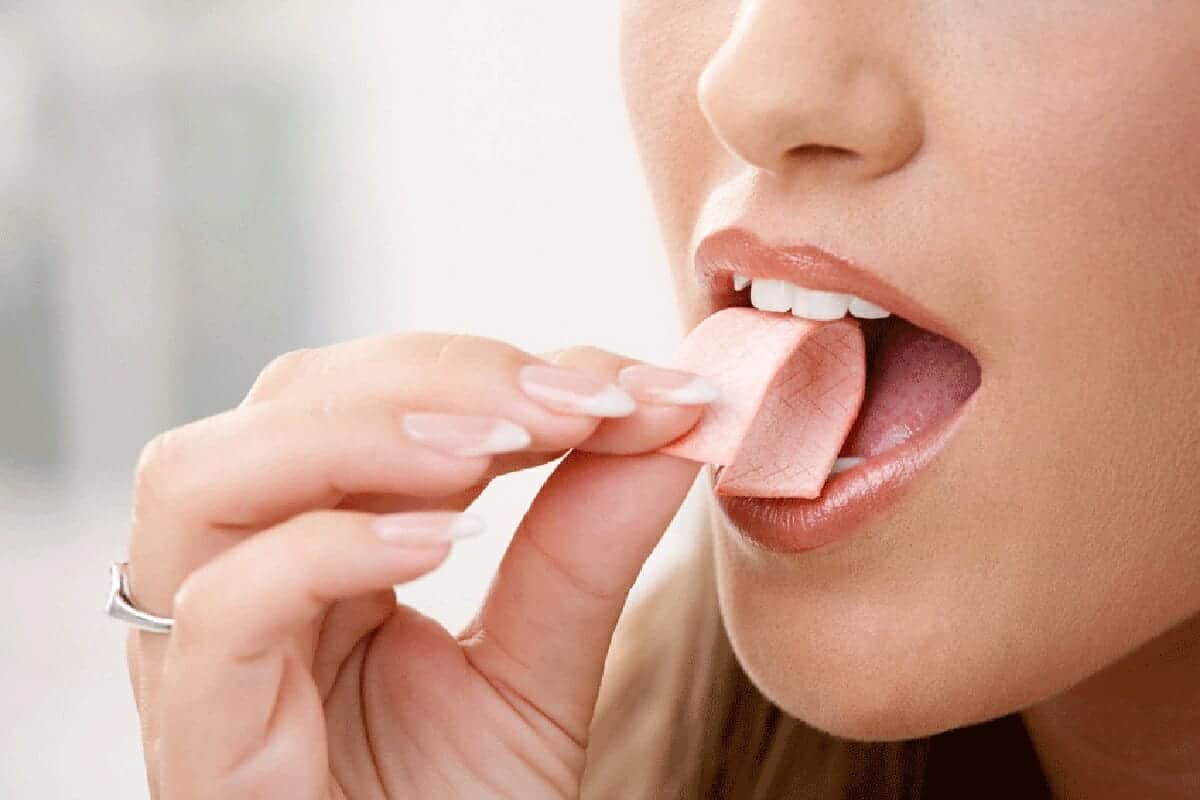 يحارب بعض الناس رائحة الفم الكريهة من خلال مضغ علكة أو النعناع