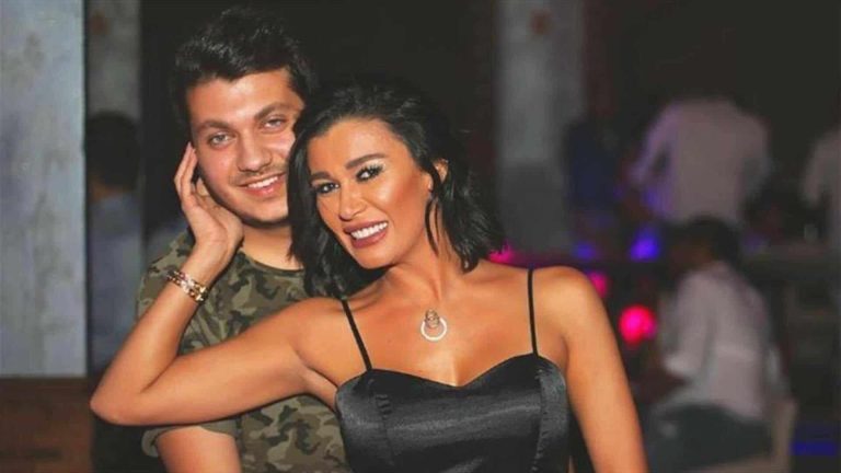 نادين الراسي بدون ملابس داخل عيادة طبية والمُعالج ابنها (فيديو) watanserb.com