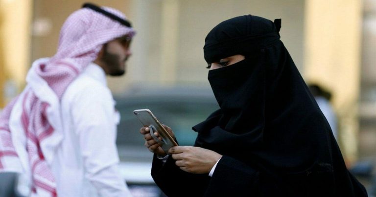 سعودية دعاها زوجها للمطعم ليخبرها بزواجه الثاني.. شاهد ما فعلته به وأثار سخرية المغردين! زوج يدعو زوجته للمطعم watanserb.com