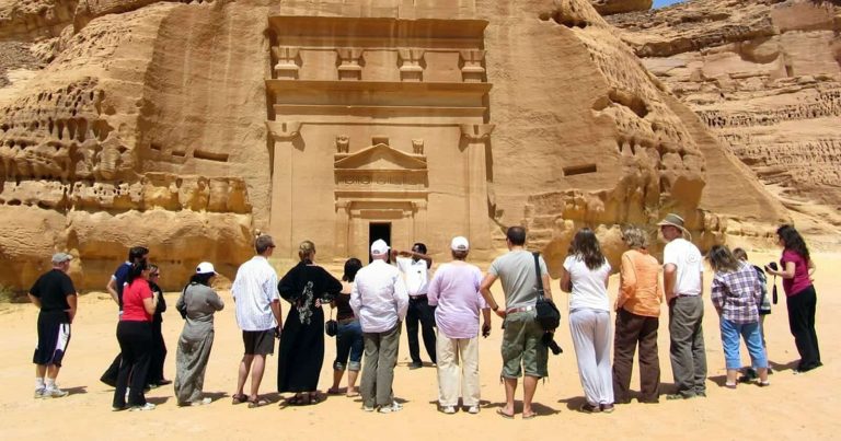 سياح أجانب في مدينة العلا watanserb.com