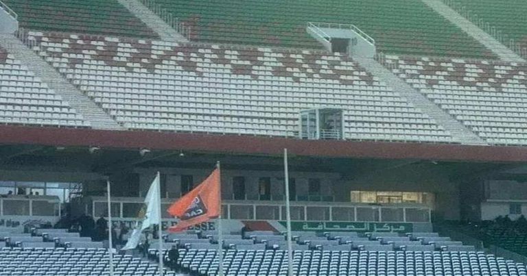 الجزائر تطيح بعلمها الوطني حتى لا ترفع علم المغرب! (شاهد) الجزائر تطيح بعلمها الوطني حتى لا ترفع علم المغرب watanserb.com