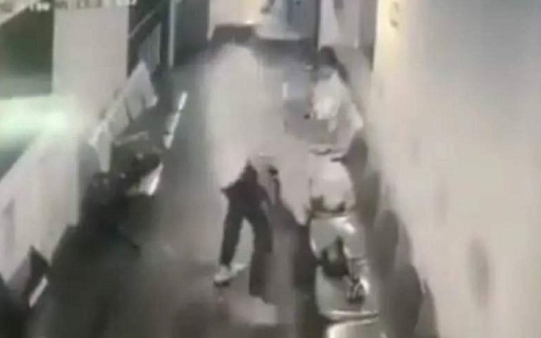 الجميع ظنه مشهداً رومانسياً… فيديو “صادم” لرجل يلقي زوجته في البحر من على متن سفينة! رجل يلقي زوجته في البحر من على متن سفينة watanserb.com