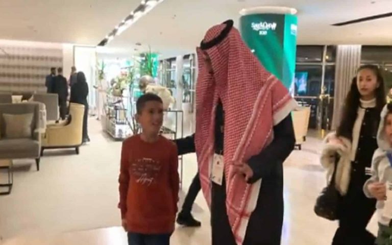 تركي آل الشيخ يفي بوعده لطفل سوري watanserb.com