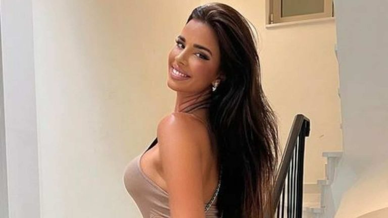 ملكة جمال كرواتيا ترتدي قطعة واحدة بالترتر في ميامي watanserb.com