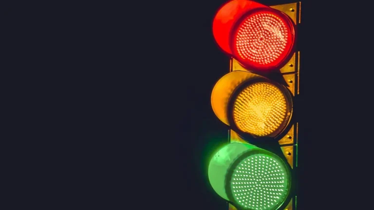 إشارات المرور.. لماذا لونها أحمر وأصفر وأخضر؟ إشارات المرور.. لماذا لونها أحمر وأصفر وأخضر؟ watanserb.com