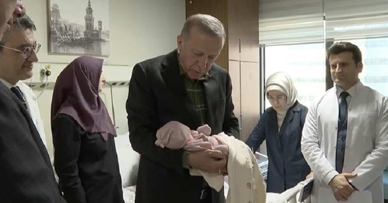 مشاهد تدمي القلب.. أب سوري يلتقي طفلته بعد الزلزال بأيام وأردوغان يؤذن في أذن مولودة ناجية أردوغان يؤذن في أذن مولودة ناجية watanserb.com