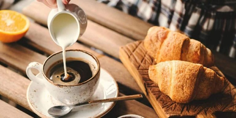 إضافة حليب البقر إلى القهوة watanserb.com