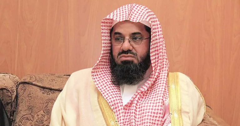 وداعًا لصوت الحرم المكي: الشيخ سعود الشريم يتقاعد بعد 32 عامًا من الخدمة إمام الحرم المكي سعود الشريم watanserb.com