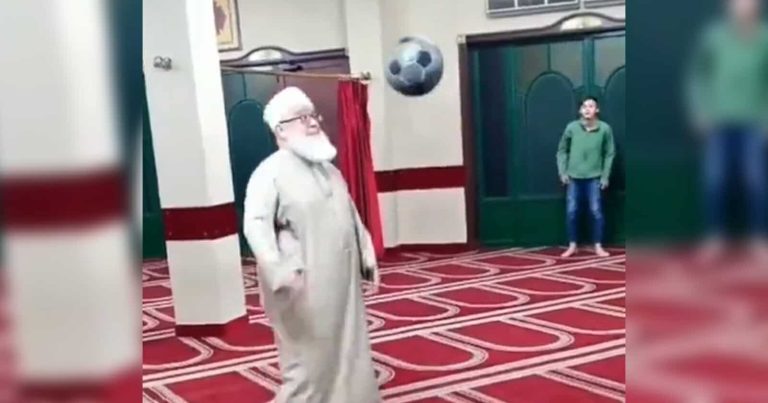 مفاجأة بشأن فيديو إمام المسجد الذي فجر غضب المصريين (شاهد) إمام مسجد يلعب كرة القدم watanserb.com