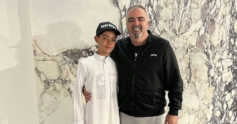 ابن كريستيانو رونالدو بالزي السعودي في شوارع الرياض (شاهد) ابن كريستيانو رونالدو بالزي السعودي watanserb.com