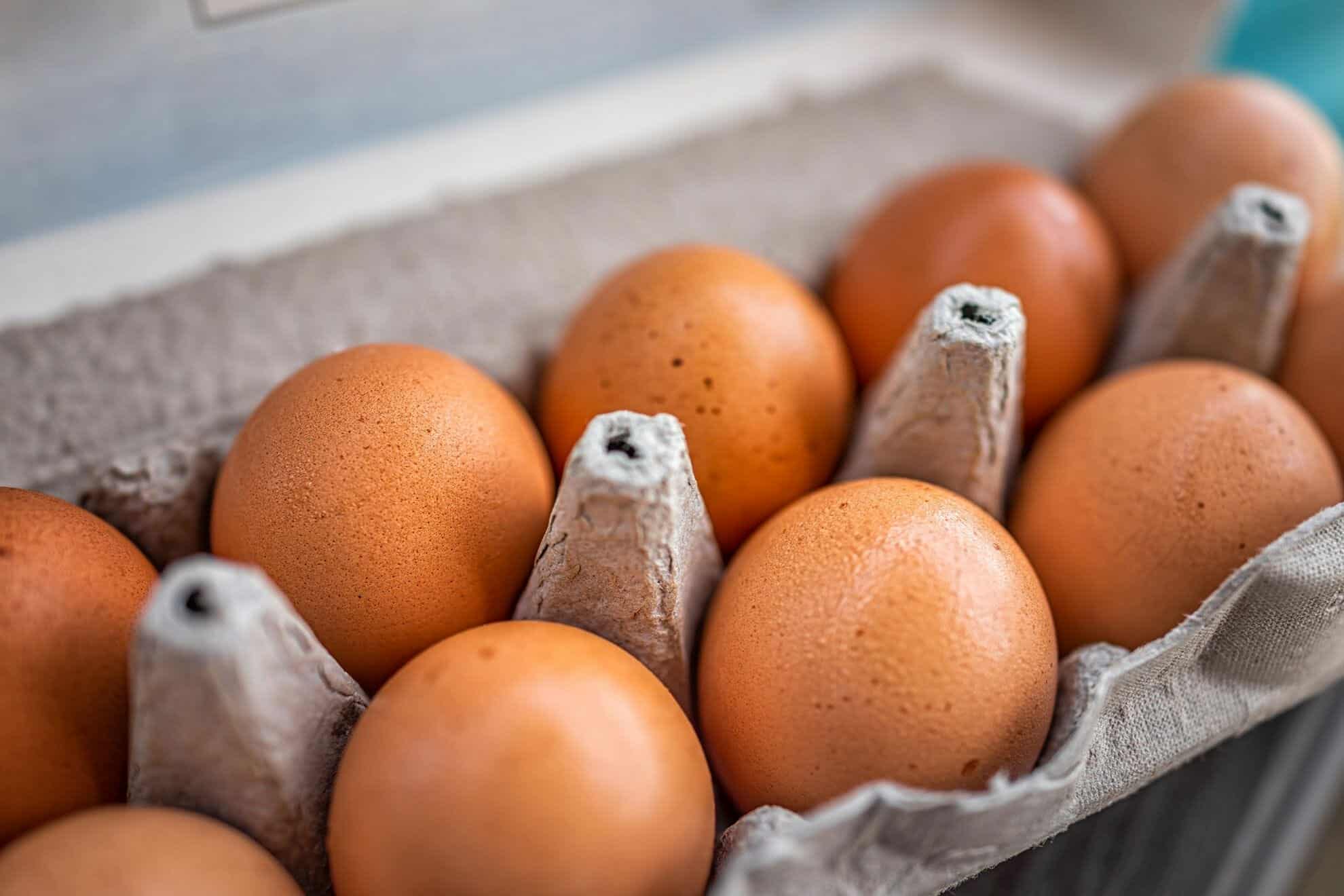 تُخزّن المحلات التجاريّة البيض في درجة حرارة الغرفة
