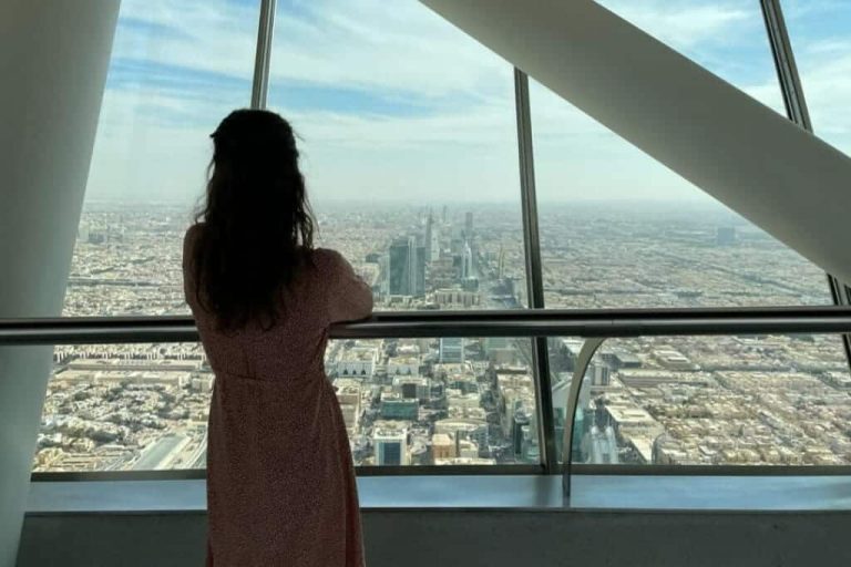 تقرير: الخمور في السعودية مشكلة بوجه السياحة .. ستصبح “حلالاً” بهدوء! السياحة في السعودية watanserb.com