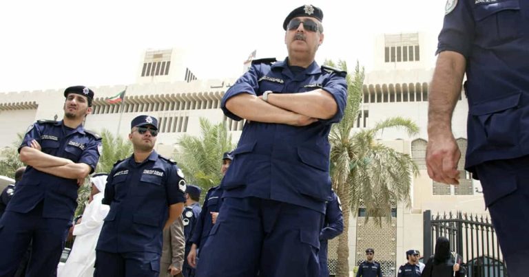 تابع لجهاز أمني مهم.. تفاصيل القبض على ضابط كويتي بتهمة مخلة أوقفت السلطات الكويتية ضابطاً مسرحاً من وزارة الدفاع برتبة «مقدم»، بعد العثور بحوزته على كمية من المخدرات watanserb.com