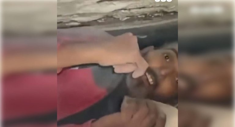 بعد 12 يوما تحت الأنقاض.. سوري يستغيث من أجل شربة ماء وإنقاذ أطفاله الثلاثة إنقاذ سوري تحت الأنقاض watanserb.com