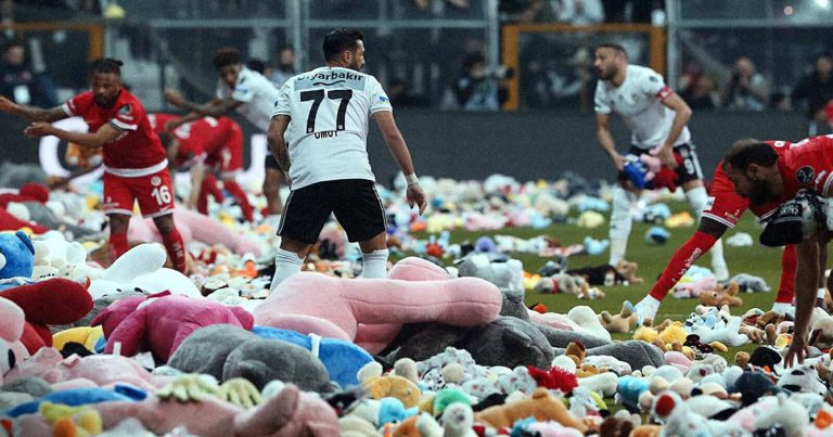 جماهير بشكتاش تلقي الهدايا للتبع بها إلى أطفال الزلزال watanserb.com