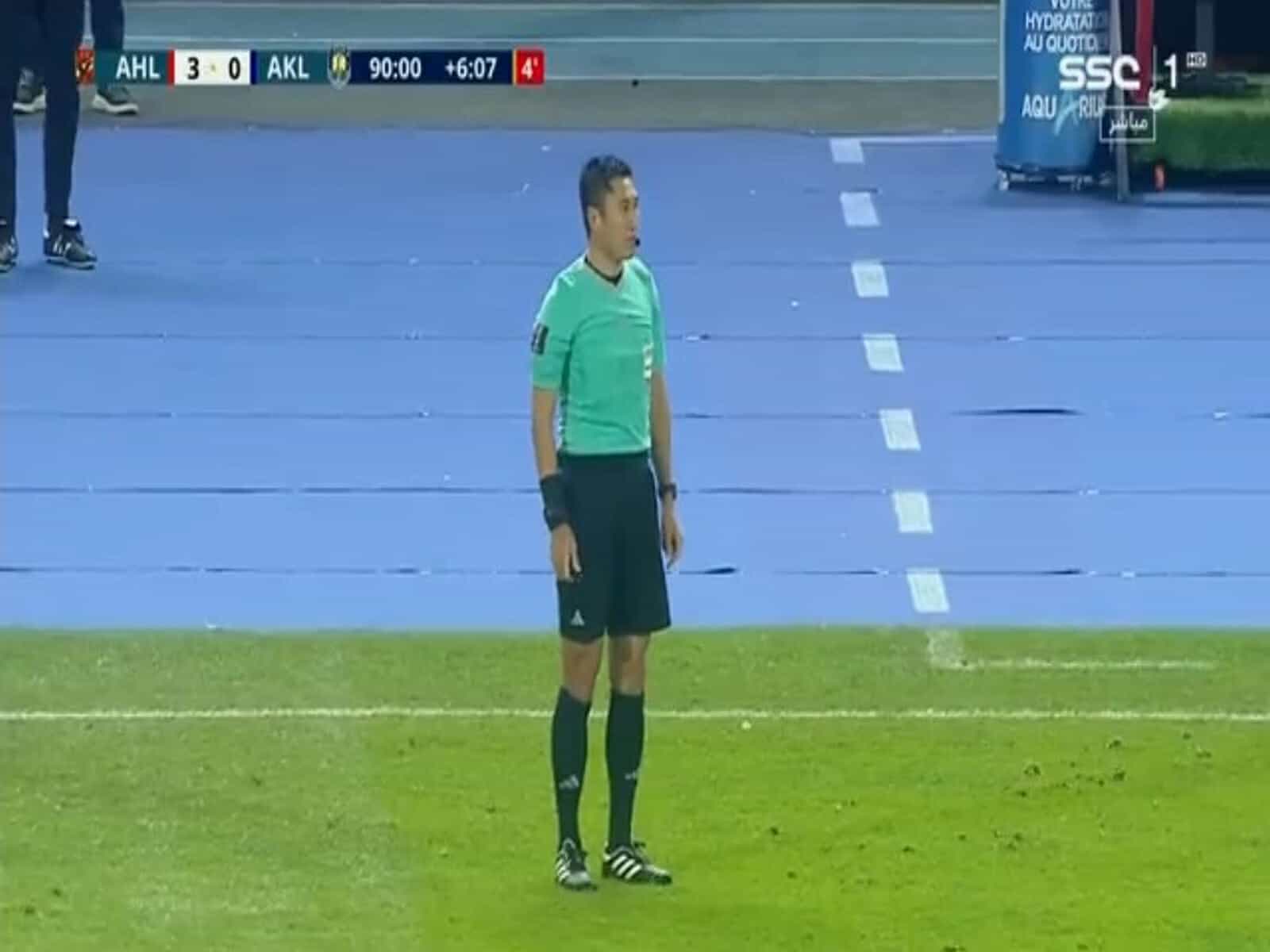 حكم يشرح للجمهور أسباب اتخاذ قرار في كأس العالم للأندية