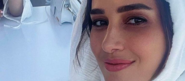 انعكاس المرآة يفضح حلا شيحة ويفجر أزمة الحجاب من جديد (شاهد) watanserb.com