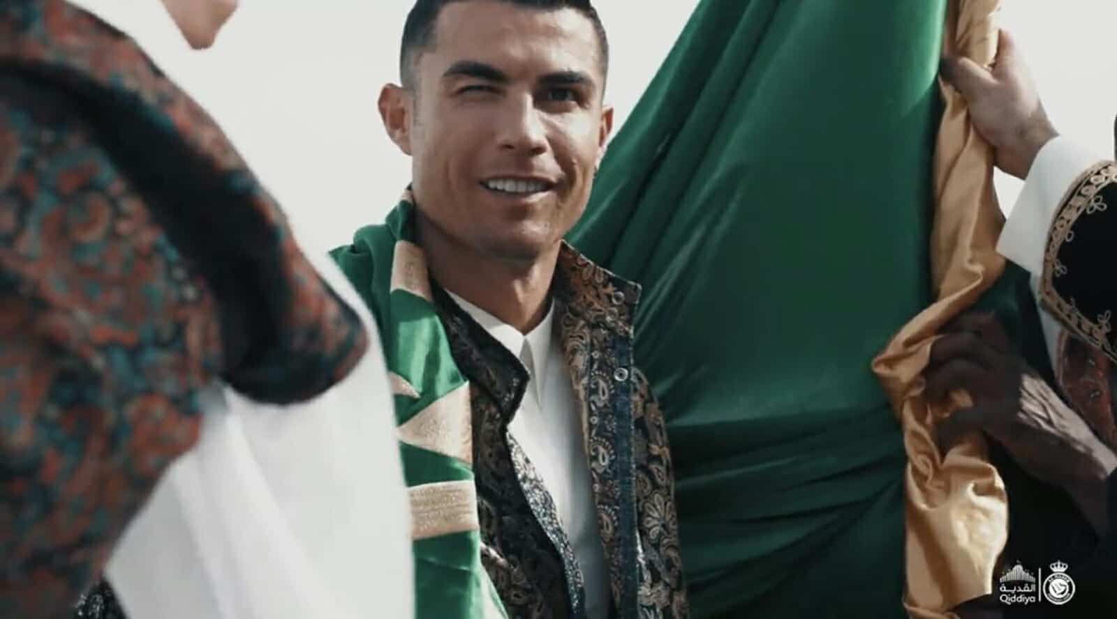 كريستيانو رونالدو بالزي السعودي ويرقص “العرضة” في يوم التأسيس (فيديو) كريستيانو رونالدو يرقص العرضة watanserb.com