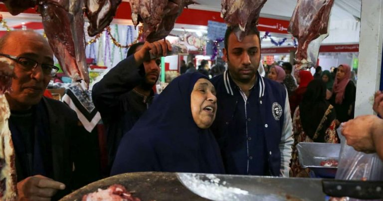 بعد كارثة فيديو النسكافيه.. مسؤول حكومي مصري يعترف بتفشي السلع المغشوشة بالأسواق معاناة الاقتصاد المصري سلع مغشوشة في الأسواق watanserb.com