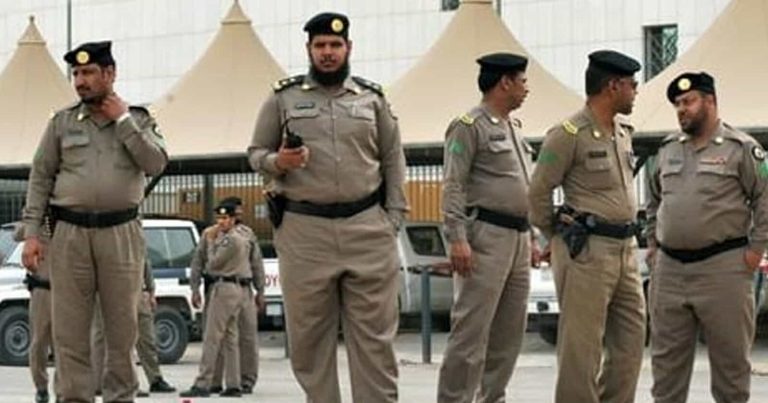 شرطي سعودي يعتدي على معتمر هندي watanserb.com