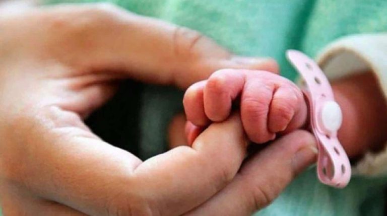 سيدة تونسية تنجب طفل في داخله توأمه watanserb.com