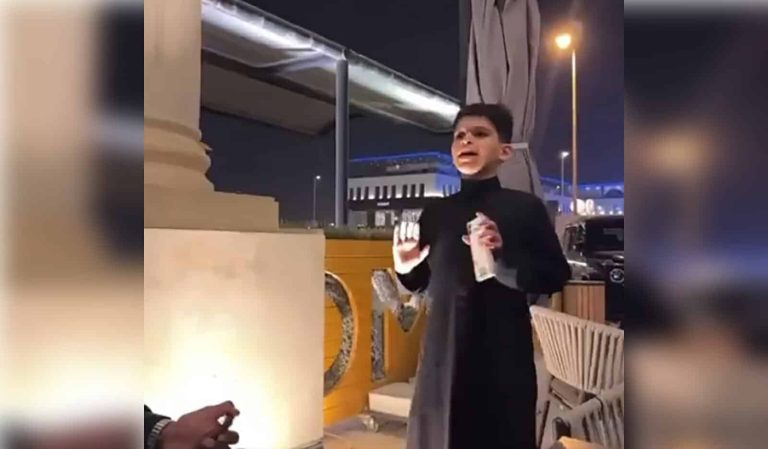 طفل يقابل ياسر الشهراني watanserb.com
