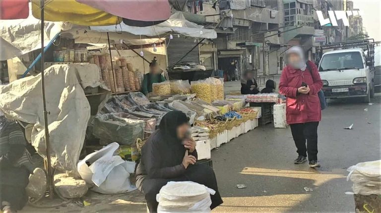 الوجه البشع للحرب.. سيدات سوريا يفترشن الأرصفة بحثا عن قوت يومهن (فيديو) عمالة النساء في سوريا watanserb.com