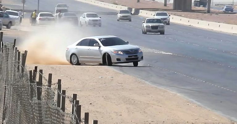 فيديو صادم لعماني يدهس شخصين أثناء الاستعراض بسيارته ويفر هاربا عماني يدهس شخصين أثناء الاستعراض بسيارته watanserb.com