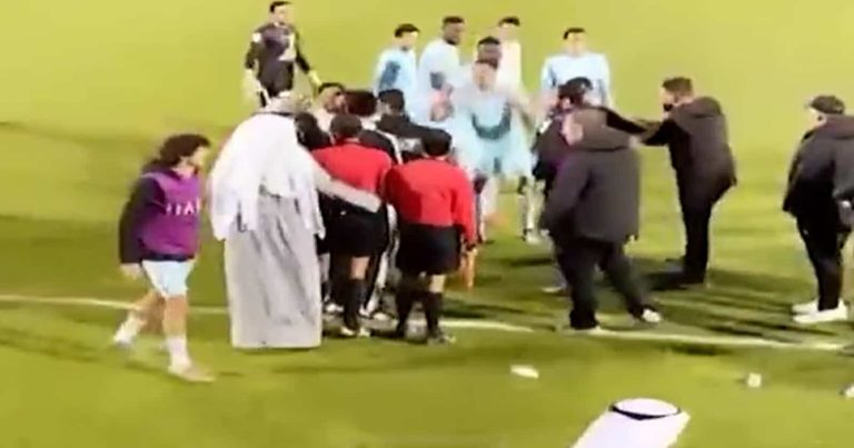 محاولة الاعتداء على حكم مباراة السالمية والقادسية watanserb.com