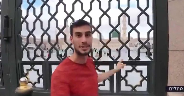 مراسل قناة إسرائيلية يتسلل لقبر النبي وما فعله يفجر موجة غضب (فيديو) مراسل قناة إسرائيلية يتسلل لقبر النبي في السعودية watanserb.com