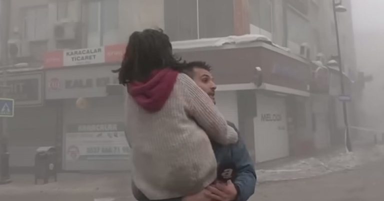 مراسل يتخلى عن البث المباشر لإنقاذ فتاة من زلزال تركيا watanserb.com