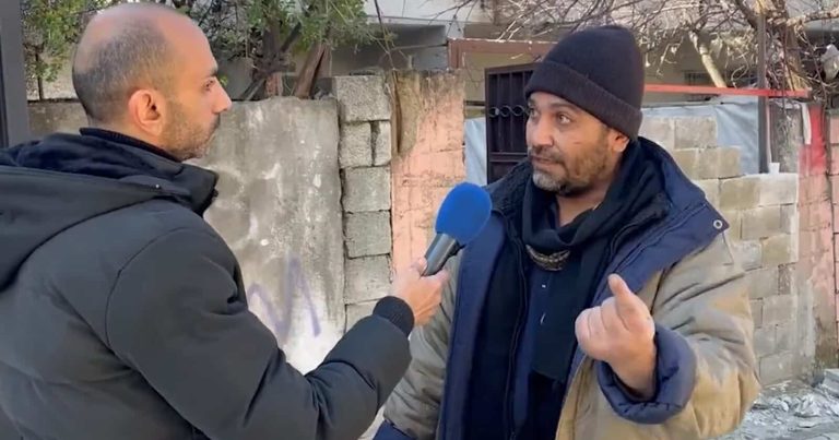 مصري يستغيث لإنقاذ أسرته العالقة watanserb.com