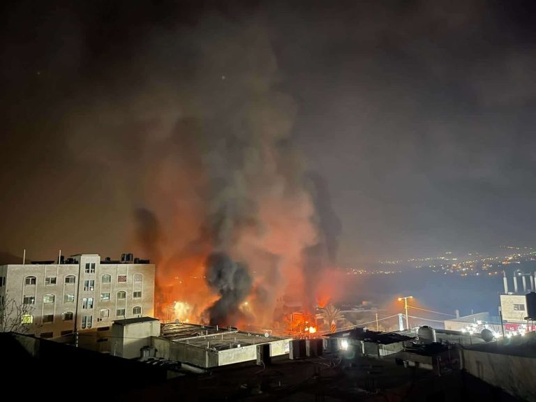بعد هجمة شرسة للمستوطنين.. شهيد وإحراق عشرات المنازل الفلسطينية جنوب نابلس هجوم المستوطنين على حوارة watanserb.com