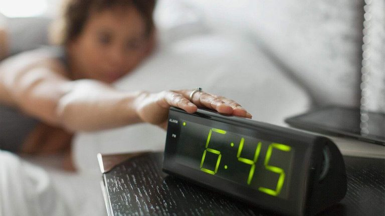 هل تستيقظ قبل المنبه بدقائق قليلة؟.. إليك السبب watanserb.com