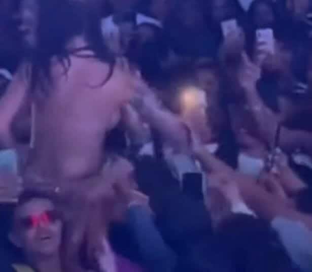 رؤية MC Pipokinha وهي تتجول وسط الحشد في ثونغ