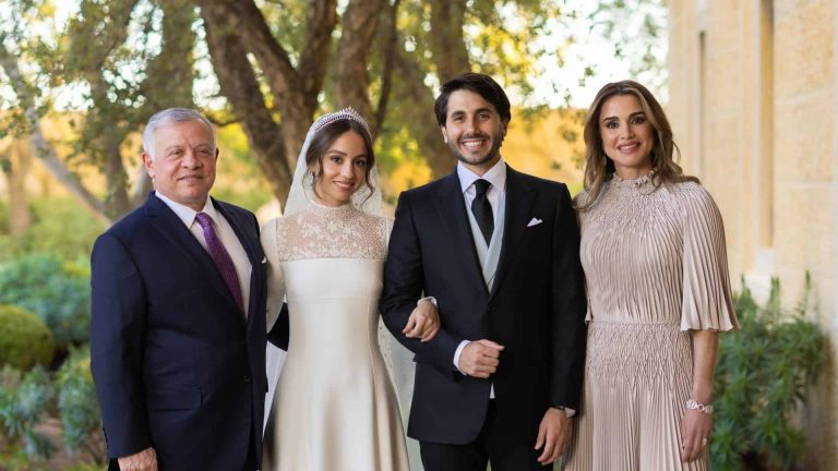 أول ظهور لشقيقة الملكة رانيا دينا الياسين.. وقصيدة مؤثرة للأميرة إيمان! أول ظهور لشقيقة الملكة رانيا دينا الياسين.. وقصيدة مؤثرة للأميرة إيمان! watanserb.com