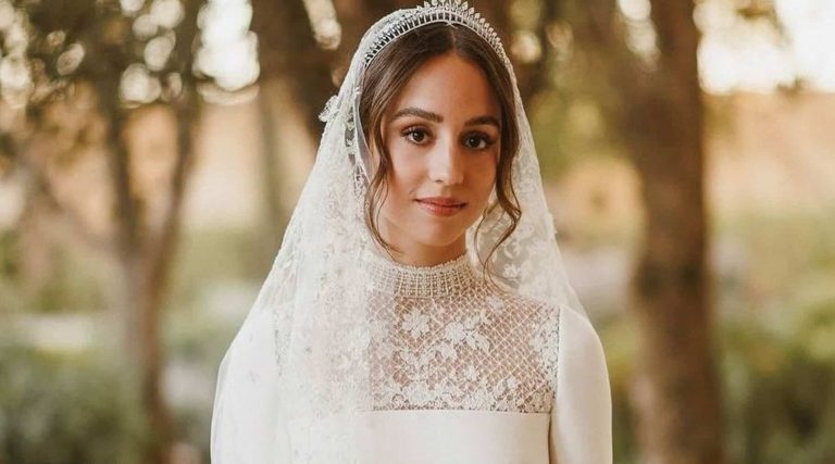 زفاف الأميرة إيمان.. هذه أسعار فساتين كل من الملكة رانيا ورجوة آل سيف والعروس! زفاف الأميرة إيمان.. أسعار صادمة لفساتين كل من الملكة رانيا ورجوة آل سيف والعروس! watanserb.com