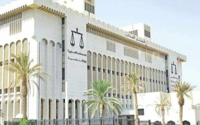 الكويت: محكمة المرور تعاقب متهورا عرض حياة الآخرين للخطر بعد فيديو كارثي محكمة المرور تعاقب متهورا watanserb.com