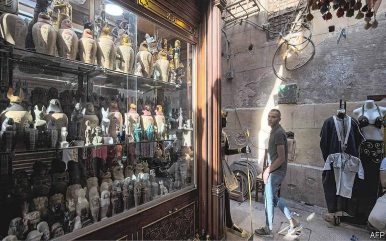 إيكونوميست ساخرة: الاقتصاد المصري المتعثر والمنهار لن تصلحه مراسيم تغيير الساعة! الاقتصاد المصري المتعثر watanserb.com