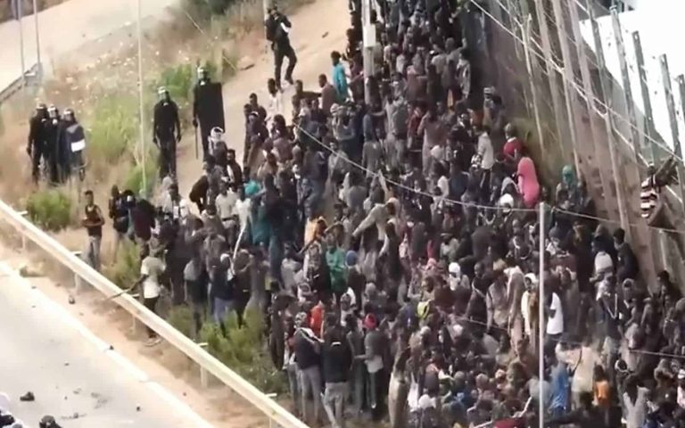 آلاف المهاجرين الأفارقة أمام قصر ملكيّ في المغرب.. حقيقة لقطات حيرت المغاربة (شاهد) آلاف المهاجرين الأفارقة أمام قصر ملكيّ في المغرب watanserb.com