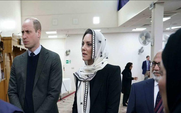 كيت ميدلتون بالحجاب وموقف محرج لها بعد رفض مدير المركز الإسلامي مصافحتها! (شاهد) كيت ميدلتون بالحجاب watanserb.com